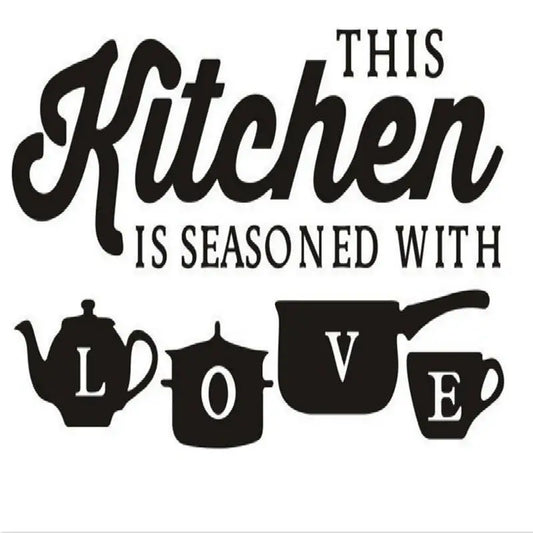Musta tarra, jossa teksti ”This kitchen is seasoned with love” sekä teekannun, kattilan, paistinpannun ja kupin siluetit