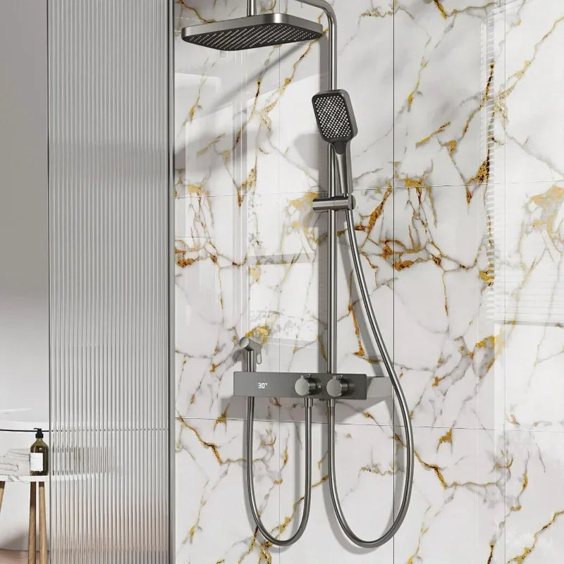 Bad mit Dusche und einer Wand aus weißen und goldfarbenen selbstklebenden Fliesen in Marmoroptik