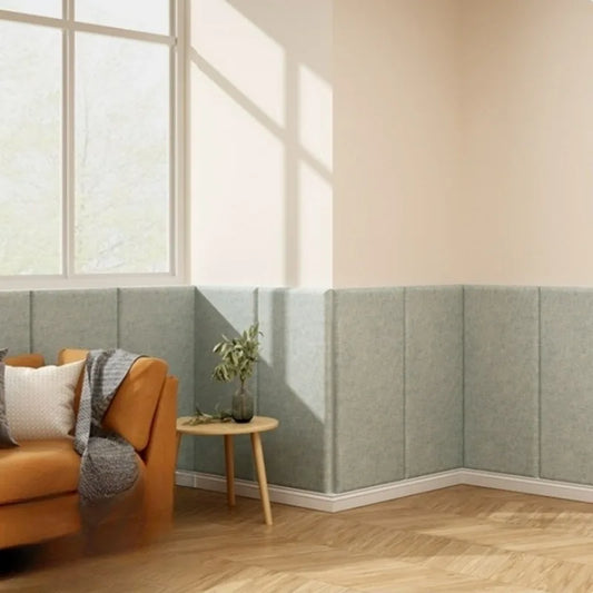 Wohnzimmer mit dem unteren Teil der Wand in grünen Wandpolstern verkleidet