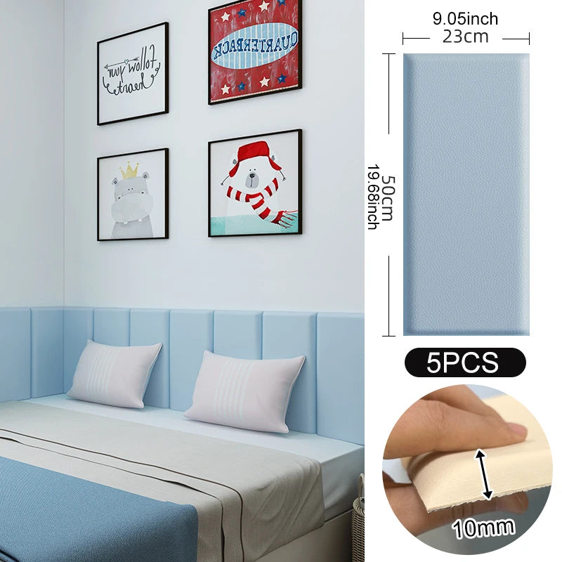 Schlafzimmer mit blauen gepolsterten Paneelen hinter dem Bett und einem Paneel mit 23 × 50 cm