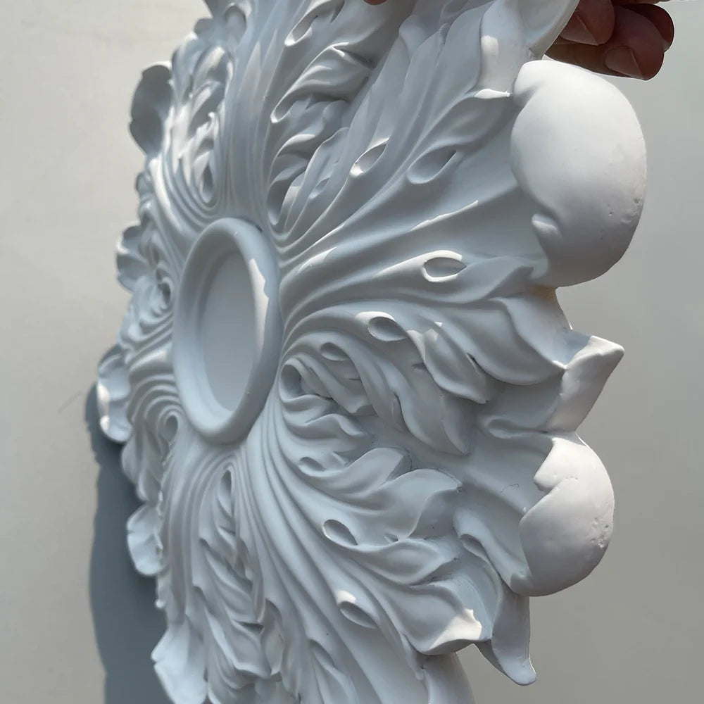 Ceiling rose in side view showing the relief of the leaves and of the lobes of the edge